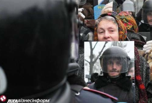 Protestor in Ukraine holds mirror up to cop